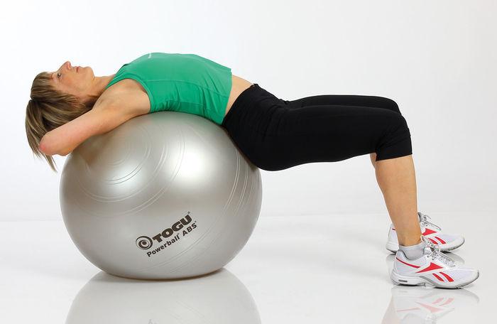 PowerBall fitnesa bumba, sudraba krāsā, lietošanā.